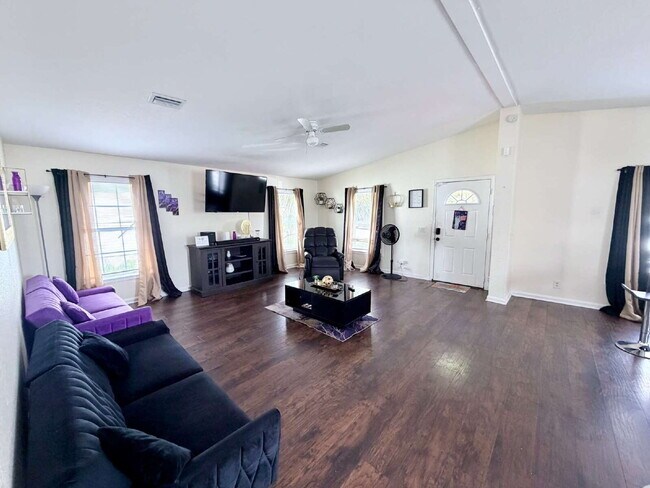 Photo - "Charming 4-Bed Oasis with 2 Baths in Prime West Palm Beach Location – 1560 Sq Ft of Comfort!"