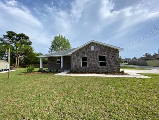Building Photo - 3 Bedroom Brick Home with Modern Finishes!