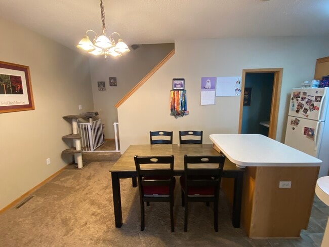 Photo - 848 Trenton Ln N