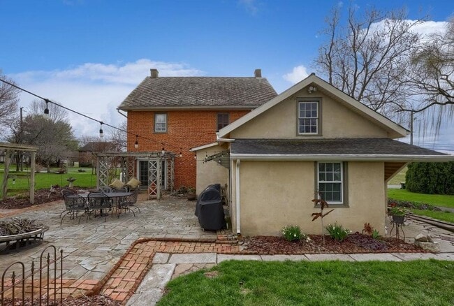 Photo - 2047 Jarvis Rd