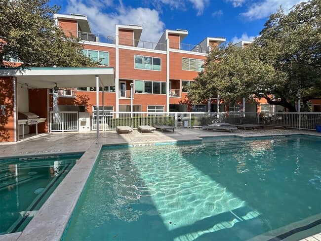 Building Photo - 2301 S 5th St Unit 31