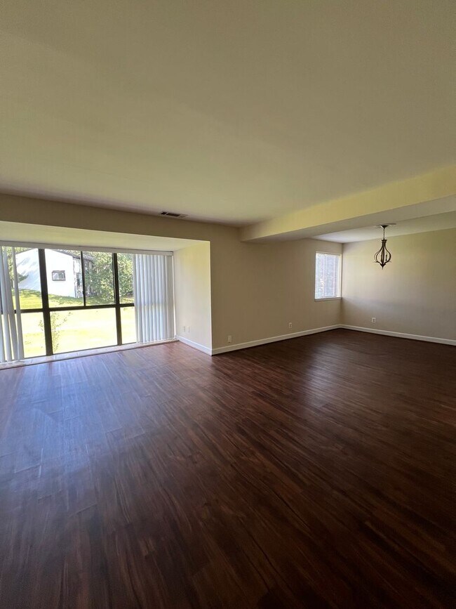 Building Photo - 2 BEDROOM 2 BATH CONDO WITH ALL UTILITIES ... Unit 4