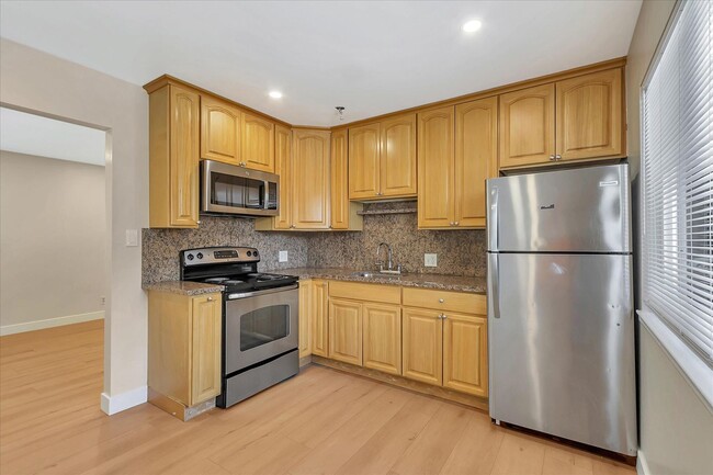 Building Photo - 557 Troy Dr Unit 2