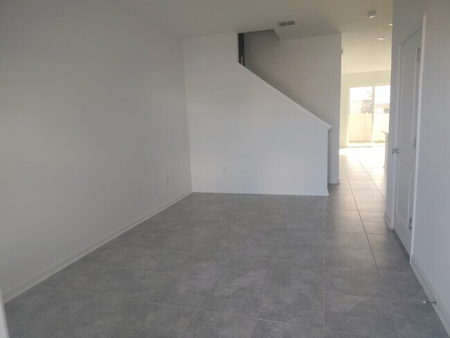 Photo - 2572 Skyline Lp