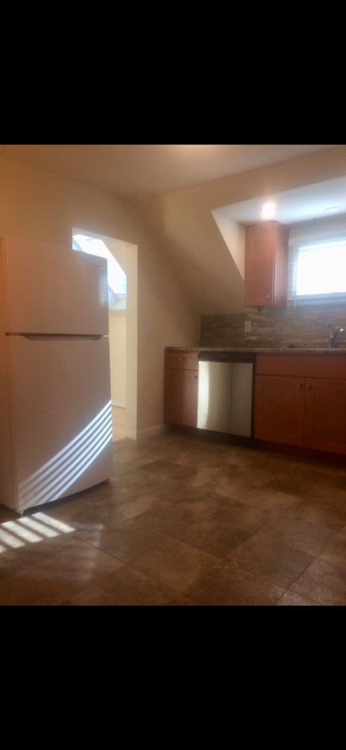 Building Photo - 158 Main St Unit Apt. C - AVAILABLE JUNE 1st