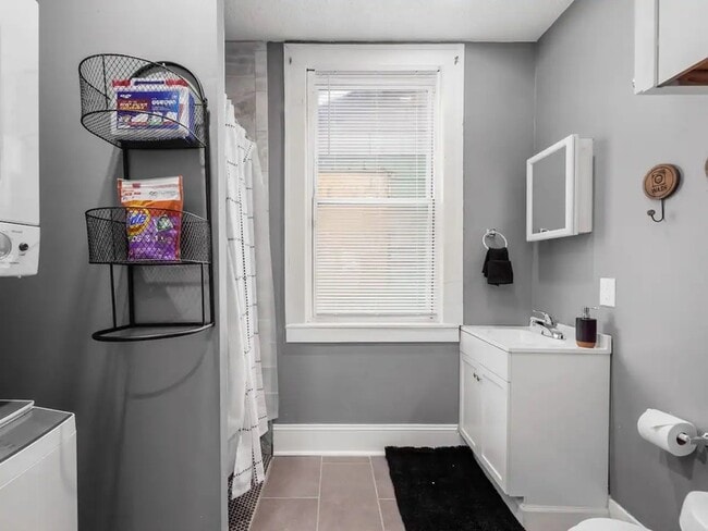 Photo - 363 E Gates St