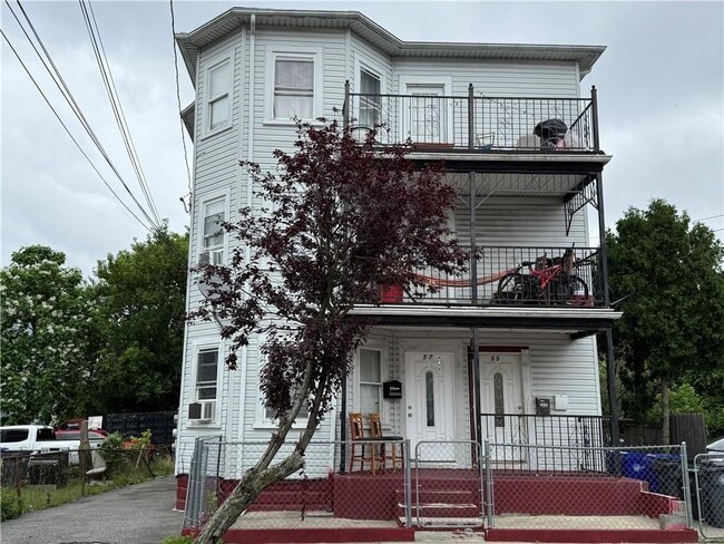 Building Photo - 179 Harold St Unit 3