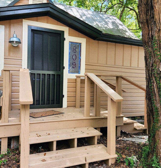 Building Photo - Single Family Home Close to UF!