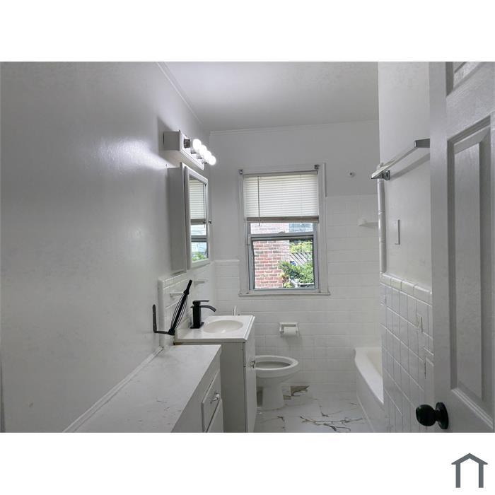 Photo - 865 Sherbourne St