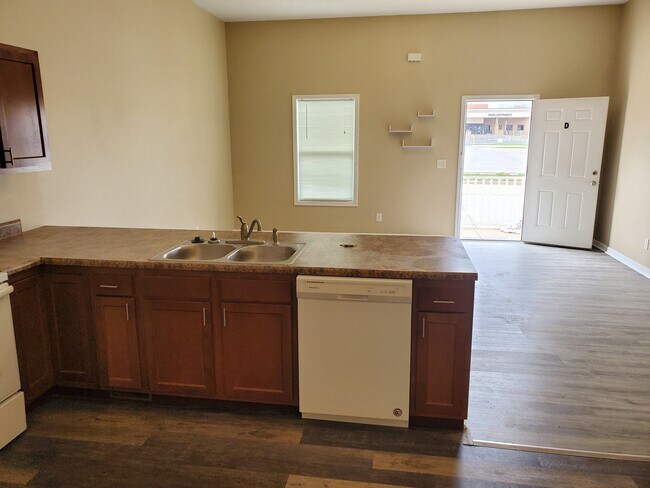 Open floor plan (kitchen and living room) - 501 S Osteopathy Ave