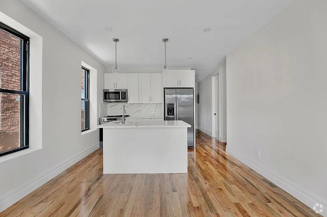 Building Photo - 694 Ashford St Rental
