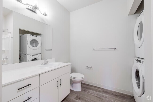 2BR, 2BA - 989SF - Primary Bathroom - The Vicara Apartments & Townhomes