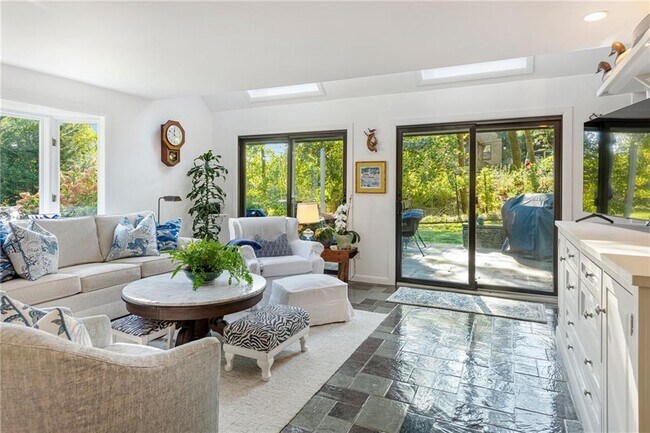 Photo - 140 Connection St