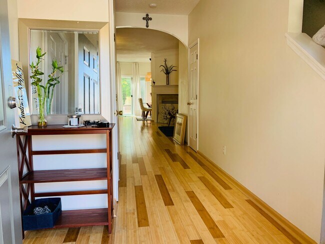 Photo - Beautiful 3 bedroom 2.5 bathroom townhome ...