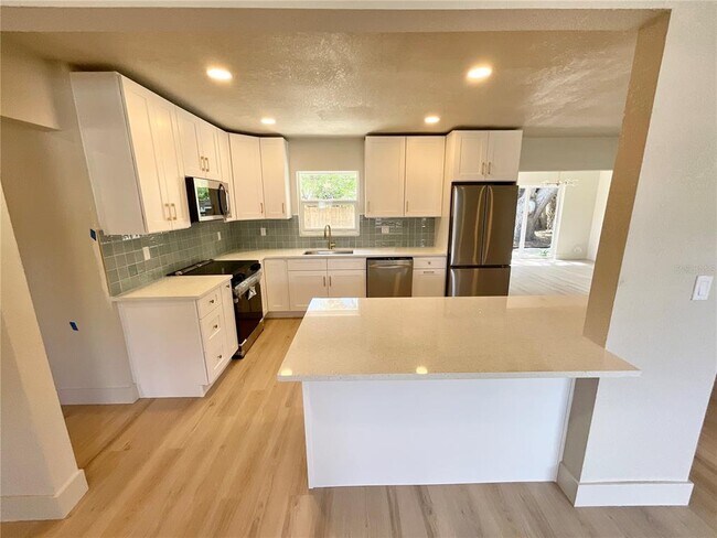 Photo - 644 Manor Dr W