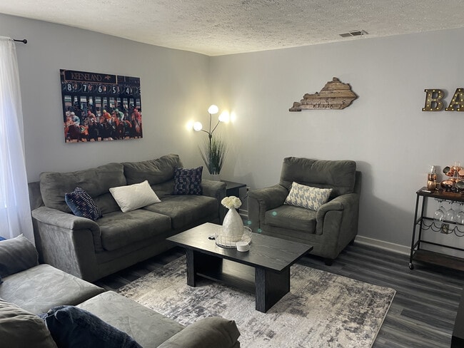 Photo - 123 Montmullin St