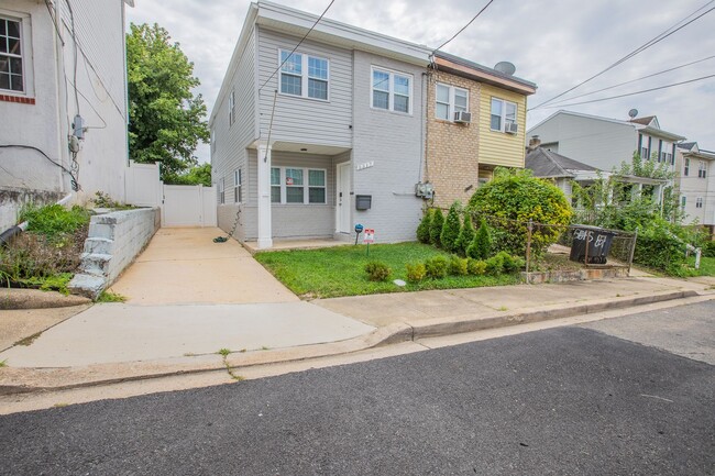 Building Photo - Lovely 3 BR/2.5 BA End Unit Townhome in Deanwood!