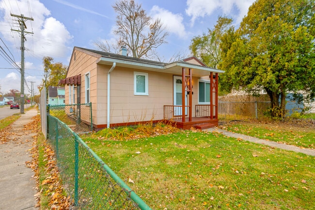 Photo - 1824 Wordsworth St