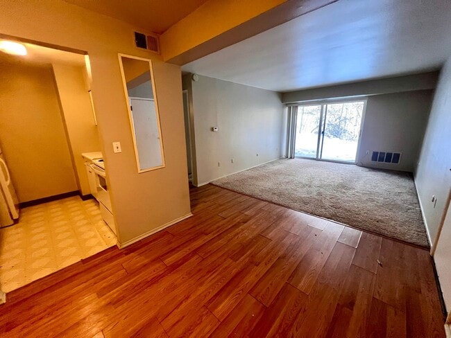 Photo - Twin Oaks - 1 Bed 1 Bath - Cozy Apartment