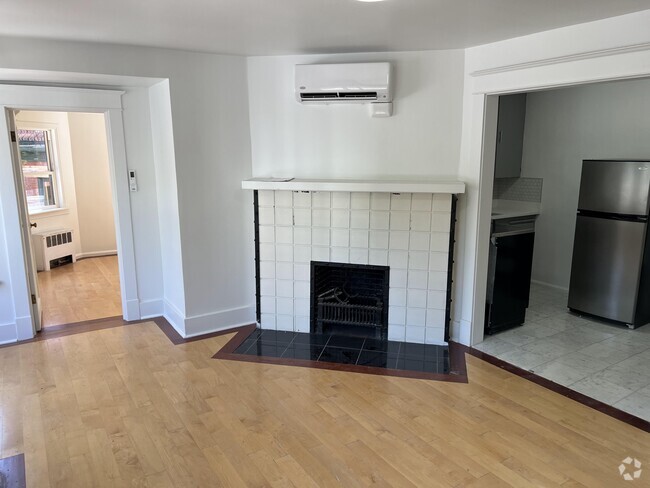 Building Photo - Beautifully Renovated Apartment! Unit 6