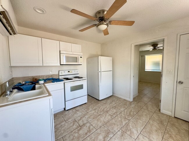 Building Photo - 216 San Clemente St Unit C