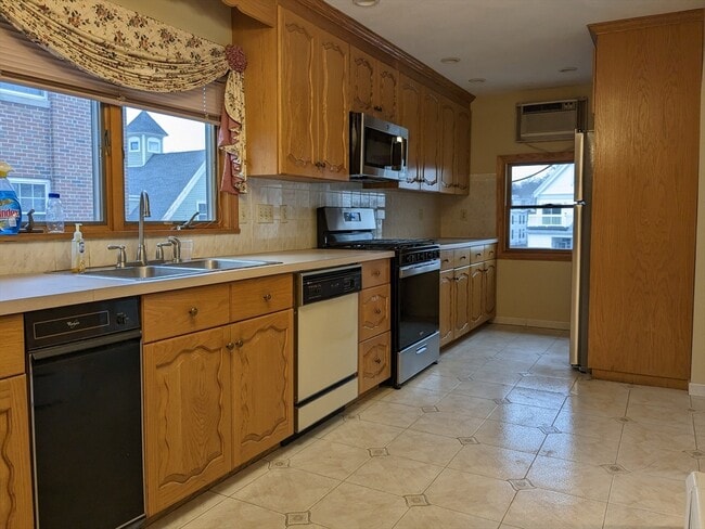 Building Photo - 131 Summer St Unit 2