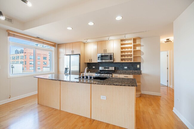 Photo - 680 N Green St Unit 609