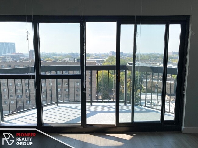 Photo - 2551 N Clark St