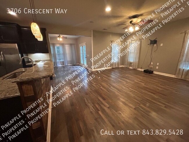 Photo - 3706 Crescent Way