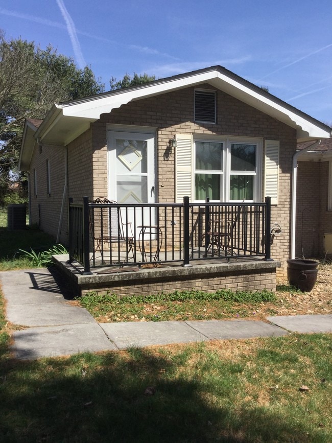 Private entrance - 109 Amhurst Ln Unit 1