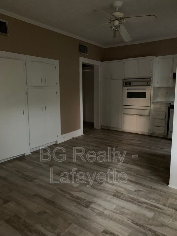 303 S Guegnon St