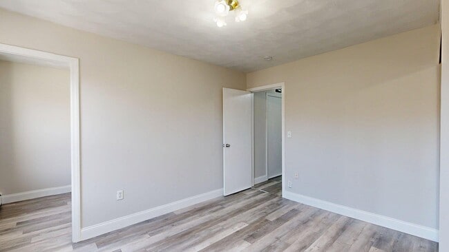 Building Photo - 137 Chelsea St
