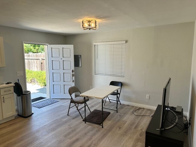 Photo - Remodeled 1 bedroom in IB