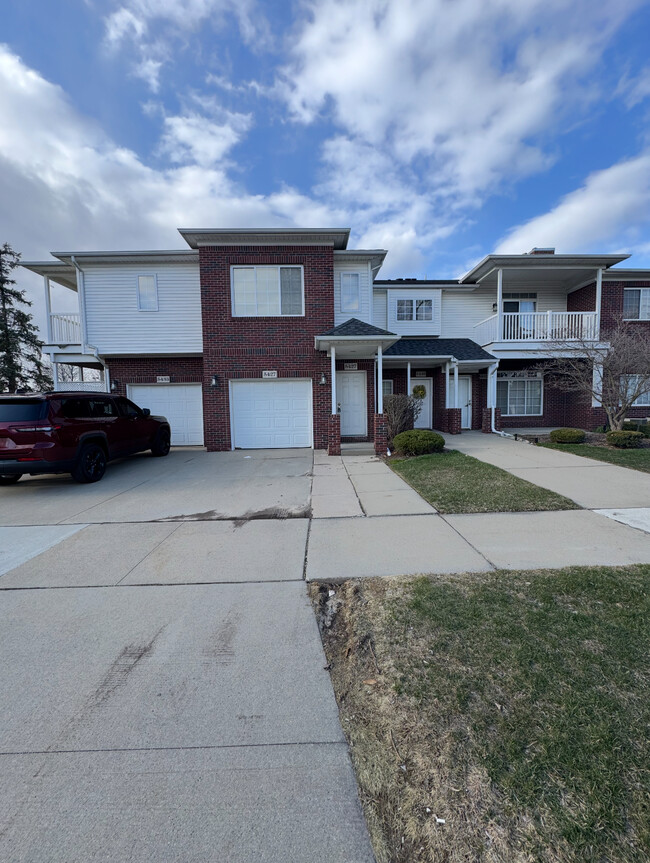 Photo - 5427 Twin Oaks Dr Unidad 5427 Rental