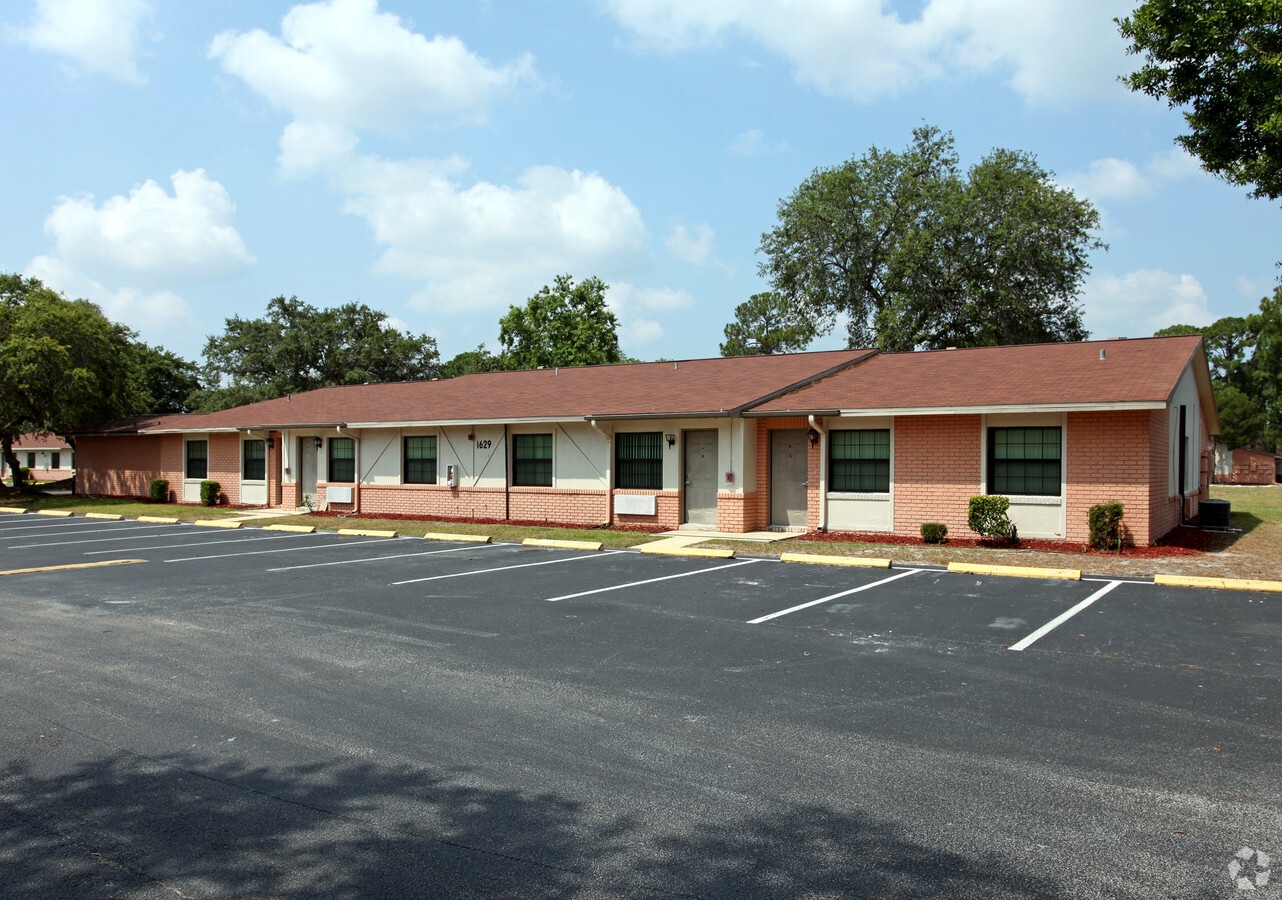 Woodcrest Townhouse Apartments - Chanute Complex Student Residence Apartments