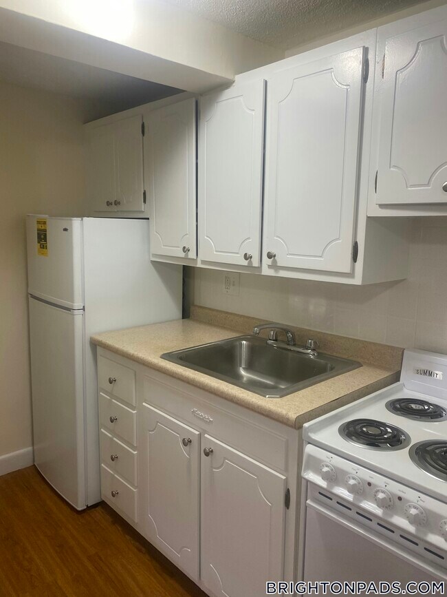 Building Photo - 176 N Beacon St Rental