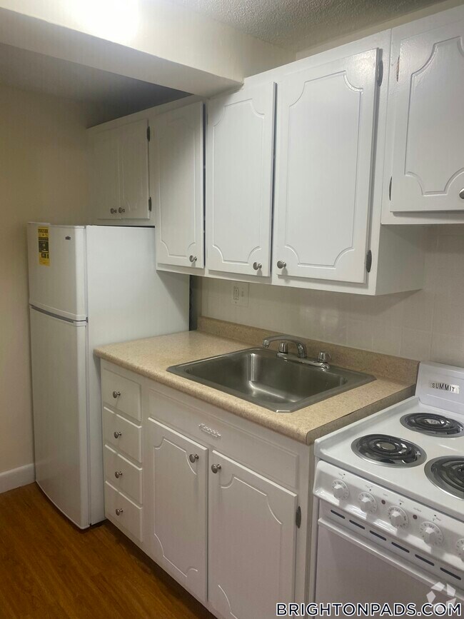 Building Photo - 176 N Beacon St Rental