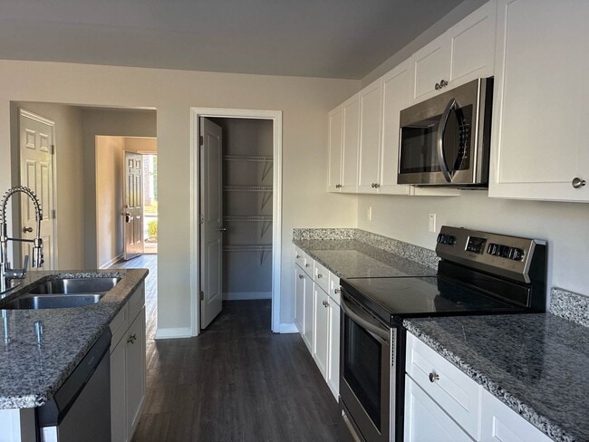 Photo - Lovely 3 bedroom 2 bath in Brookdale at Lo...