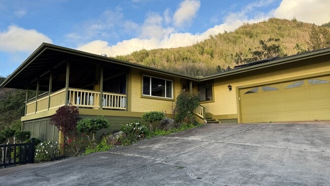 Building Photo - Beautiful 3 Bedroom / 2.5 Bathroom Home in Wailuku Heights!