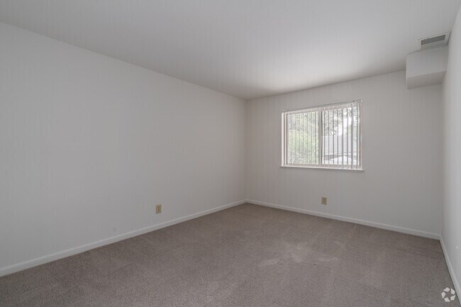 1BR, 1BB - 620SF - Bedroom