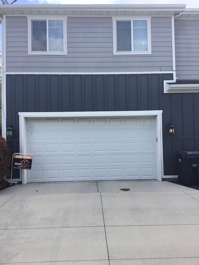 Photo - 3 bdrm 2 1/2 bath Townhouse