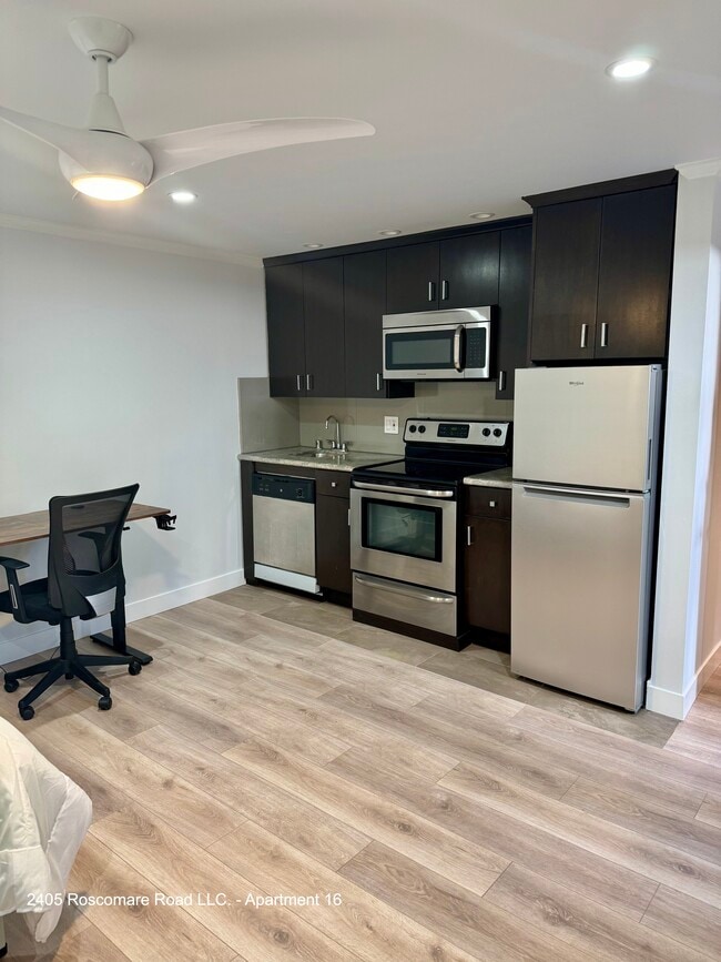 Full Kitchen - The Roscomare Apartments