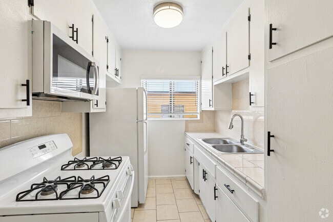 1BR, 1BA - 680SF - Kitchen - 6545 S Victoria Ave