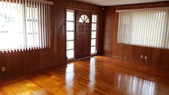 Photo - 411 Ave E SE