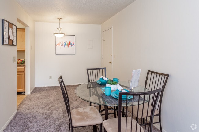 The Overlook - Dining Room - Eagles Pointe Apartments
