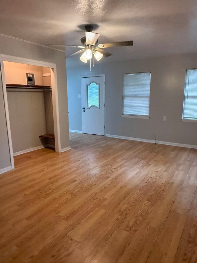 Photo - 415 W Rainey St