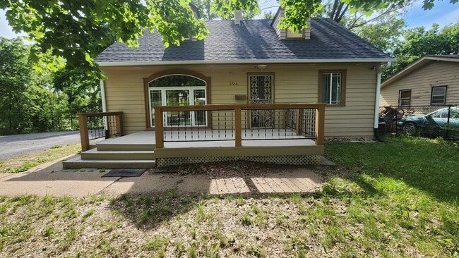 Building Photo - Spacious 4 bedroom