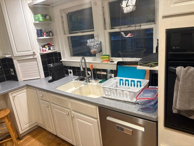 Corian countertops, Bosch dishwasher, GE convection oven - 117 Linden Ave