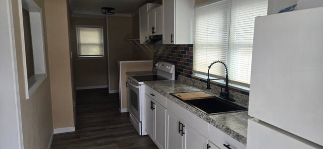 Building Photo - 955 Putnam St