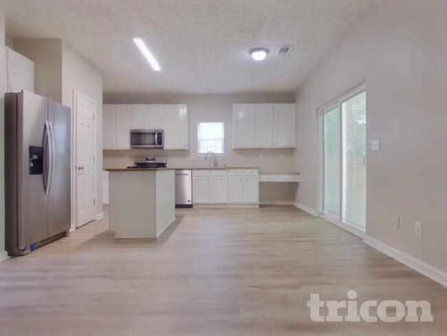 Photo - 411 Clearstream Ln